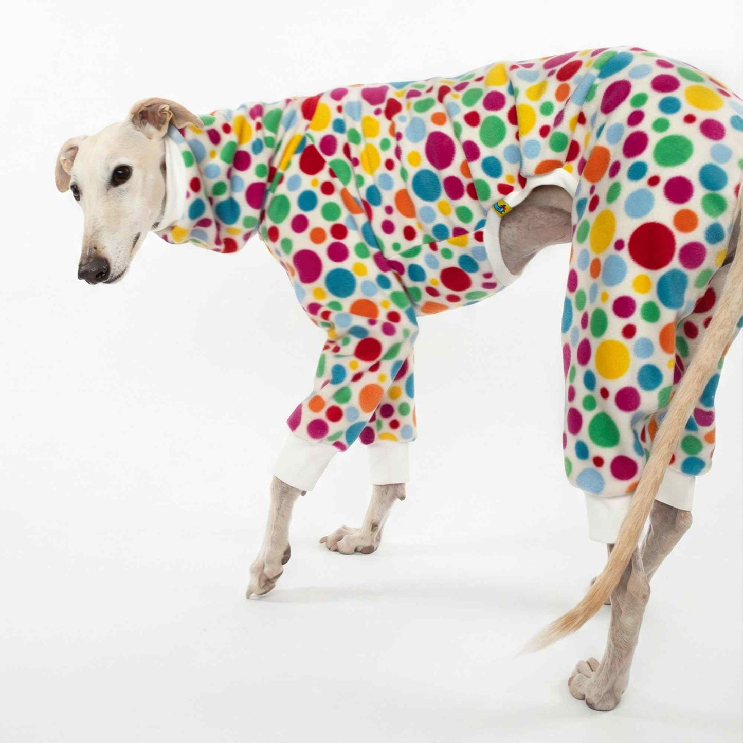 Pijama polar Confeti Blanco para galgo, vista lateral de perfil con ajuste anatómico y tejido polar