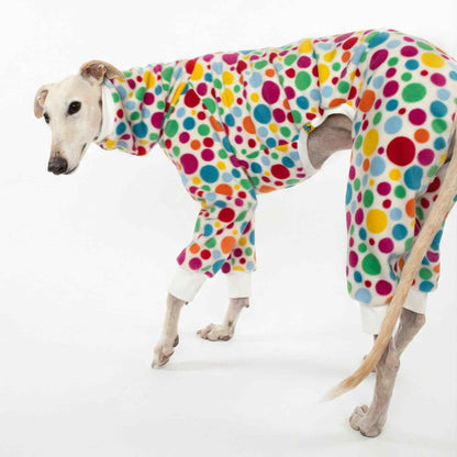 Pijama polar Confeti Blanco para galgo, vista lateral de perfil con ajuste anatómico y tejido polar